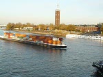 2 gut Beladene Containerschiffe kreuzen sich auf dem Rhein bei Kln. Aufgenommen von der Hohenzollernbrcke am 08.11.2008